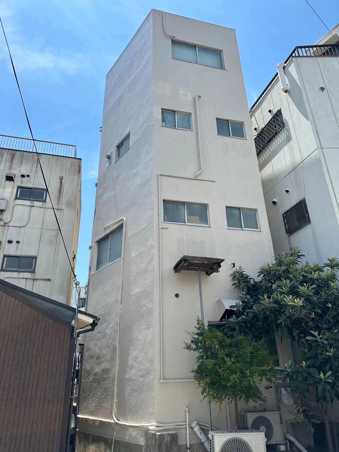【尼崎市】築古RC造建物の雨漏り修繕｜サッシ廻りのクラック補修・予算に合わせた部分改修工事