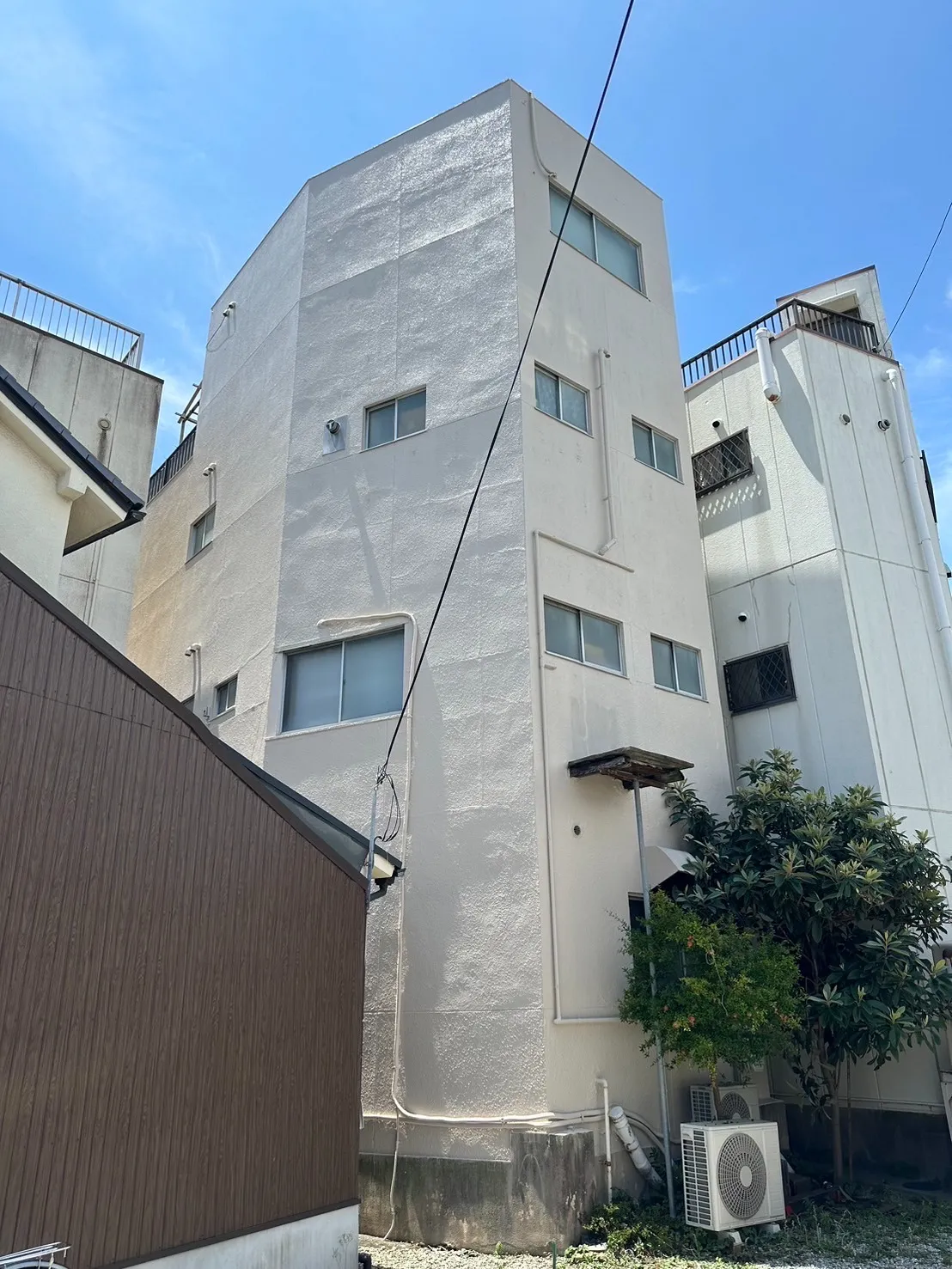 【尼崎市】築古RC造建物の雨漏り修繕｜サッシ廻りのクラック補修・予算に合わせた部分改修工事